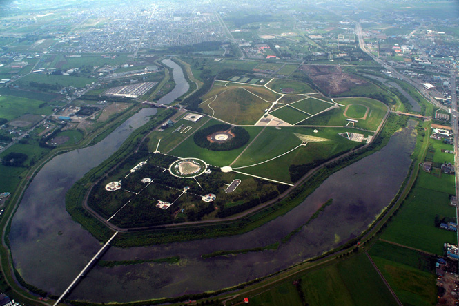 「モエレ沼公園」空撮の図。広大な敷地全体が彫刻家イサム・ノグチの巨大な作品でもある。  