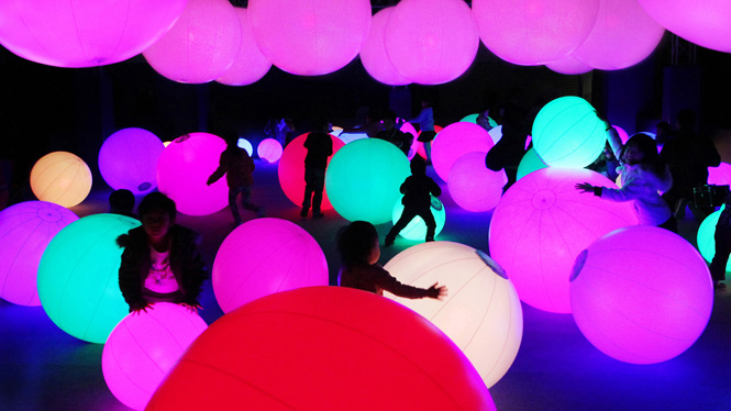 『光のボールでオーケストラ』（2013年）展示風景