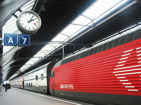 『スイス連邦鉄道とモンディーンの鉄道時計』