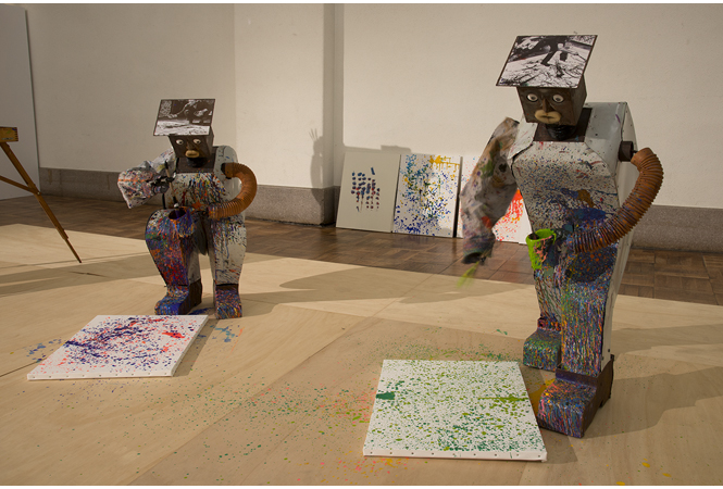 蔡國強『京都ダ・ヴィンチ 2015』より、『しゃがんでいるジャクソン・ポロック』（左）と『アクションペインティングをするジャクソン・ポロック』（右）。彼らが描画した作品も会場にて販売中。