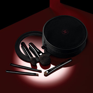 シャネルのミニブラシで完璧なメークアップを | Numero TOKYO