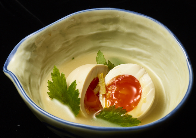 色の濃い半熟の黄身がとろり。「ヴェルサイユな卵」¥350