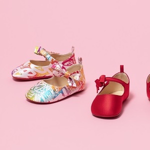 Christian Louboutin」の世界600足限定のベビーシューズが発売