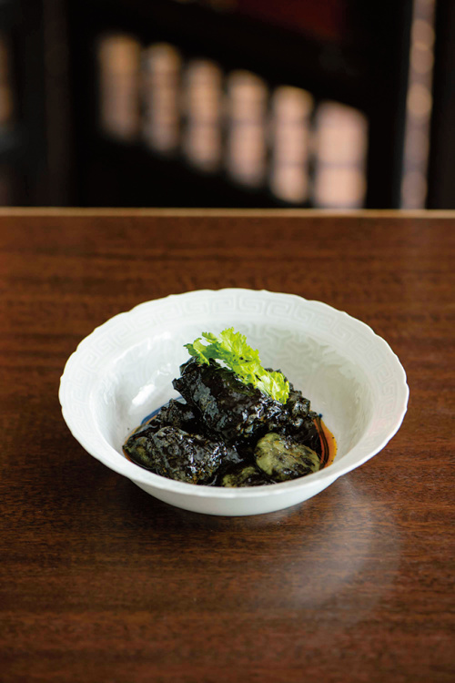 ディナーのコースは全2種（¥5,200、¥8,320）。「アオリイカのチリソース黒造」は食材が揃った日だけ提供される前菜の一品。