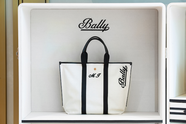 「バリー（BALLY）」が、キャンバストートバッグにイニシャルを刻印できるサービスを、2019年2月1日より銀座店限定でスタート。自分だけの