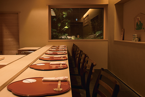 坪庭を望める空間は京都在住の建築家・木島徹さんが設計。カウンター席のほか、2Fには個室が3つ。予約してから訪ねるのが安心。