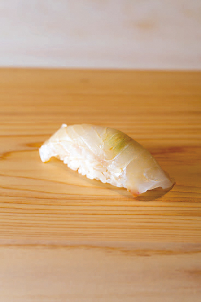 明石のヒラメ。白身魚は『鮨 すが弥』自信の逸品。焼き物・蒸し物などは基本的に出さず、握り中心のコース（昼￥13,000〜、夜￥23,0000〜）。 