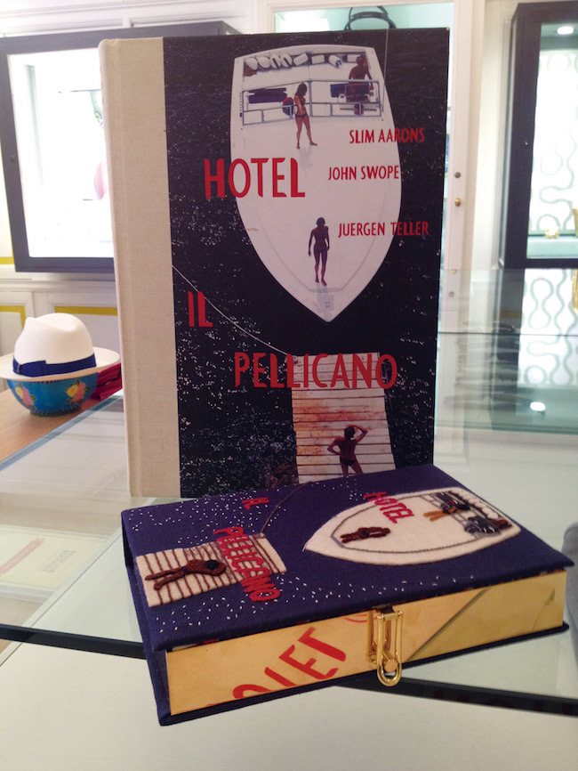 イル ペリカーノを愛してやまない有名フォトグラファー、スリム・アーロンズ、ヨーガン・テラーらの写真で構成されたフォトブック ¥46,000 フォトブックとオランピア・ル・タンのコラボ。ブック型クラッチバッグ ¥431,000／Olympia Le Tan × Hotel Il Pellicano／すべてHotel Il Pellicano（ロンハーマン）