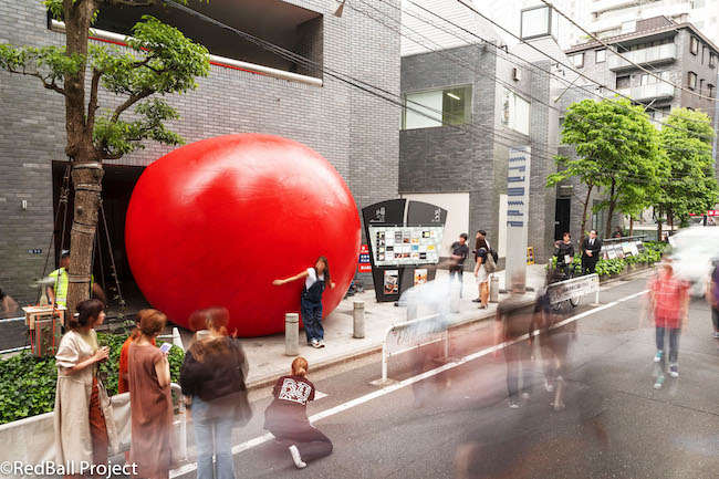 カート・パーシキー『RedBall Project』（レッドボール・プロジェクト）　Photo: Brit Worgan