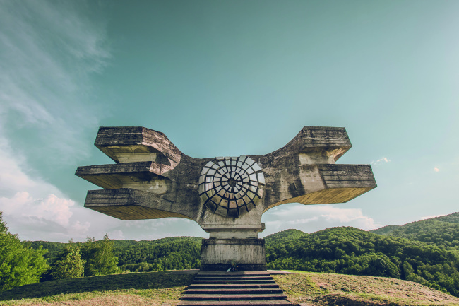 クロアチア、“死と敗北を克服する勝利の翼”を表現した「モスラヴィナの革命記念碑」。©︎Ai Hoshino