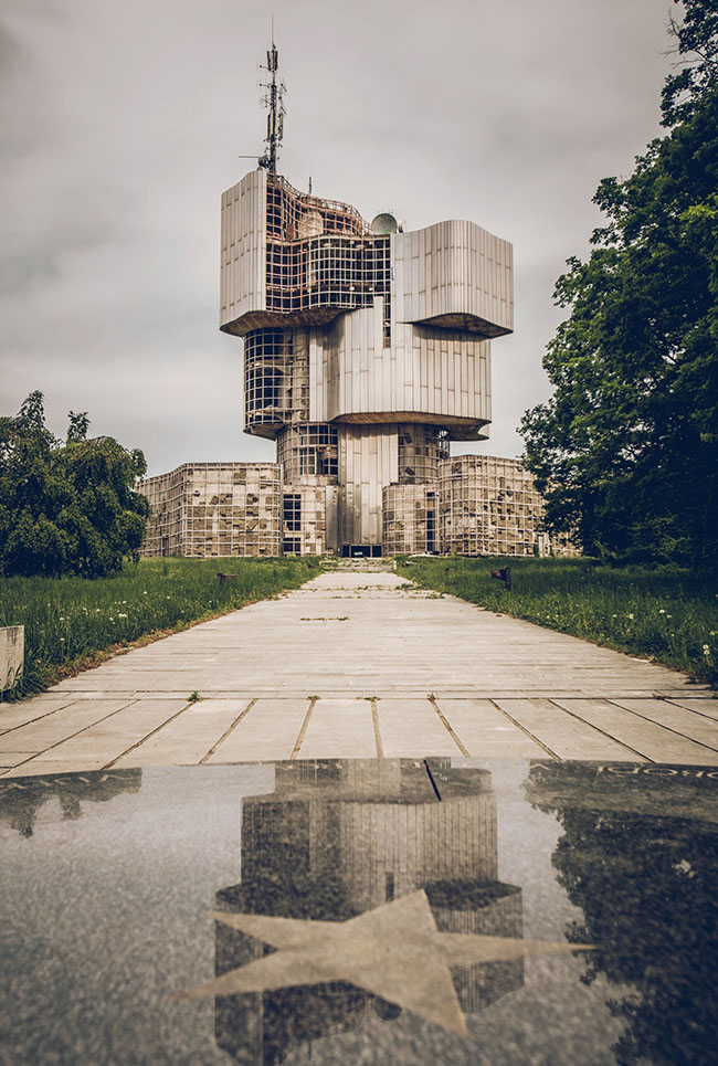 クロアチアの「人民蜂起記念碑」。戦争資料の博物館や展望台などの複合施設だったが、外壁を剥ぎ取られた無残な姿に。©︎Ai Hoshino