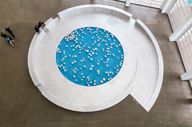 セレスト・ブルシエ=ムジュノ『クリメナン v.2』2013年　Installation view : Centre Pompidou-Metz　©Céleste Boursier-Mougenot Photo: Rémi Bertrand