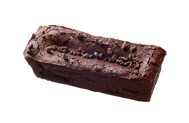 ガトーショコラ レクタングル¥2,700。濃厚でチョコレートのテリーヌのようなバータイプ。別添えのキャラメリゼしたカリカリ食感の「カカオニブ」をお好みで。