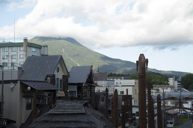 阿寒湖アイヌコタンより、雄阿寒岳を望む。 Photo: Tomoaki Okuyama