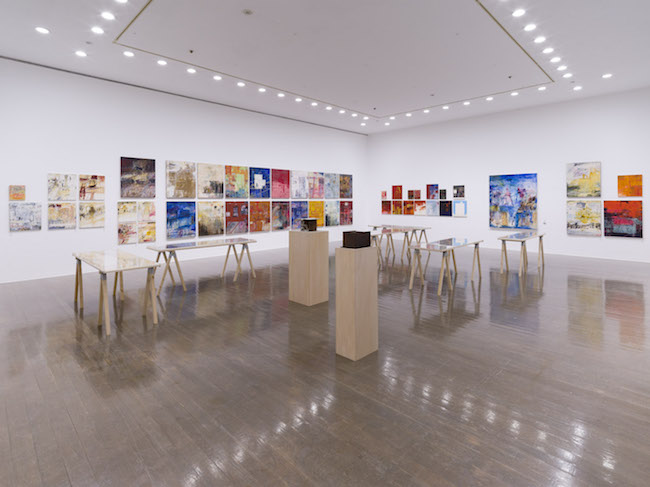 「大竹伸朗　ビル景　1978-2019」展示風景　©Shinro Ohtake, Courtesy of Take Ninagawa　撮影：岡野圭　画像提供：水戸芸術館現代美術センター