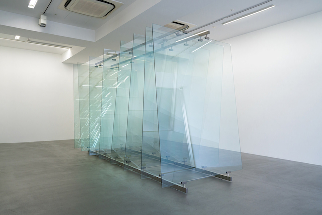 ゲルハルト・リヒター 『8 枚のガラス』 2012年 ガラス、スチール構造物 230×160×378cm ワコウ・ワークス・オブ・アート ©Gerhard Richter, courtesy of WAKOWORKS OF ART Photo: Tomoki Imai