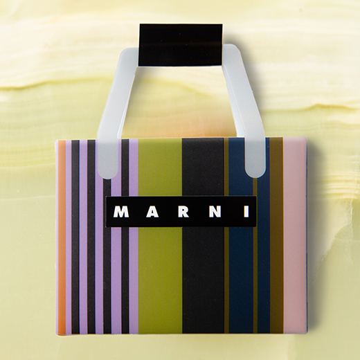 「Marni」ミニストライプバッグに入ったチョコレート！ | Numero