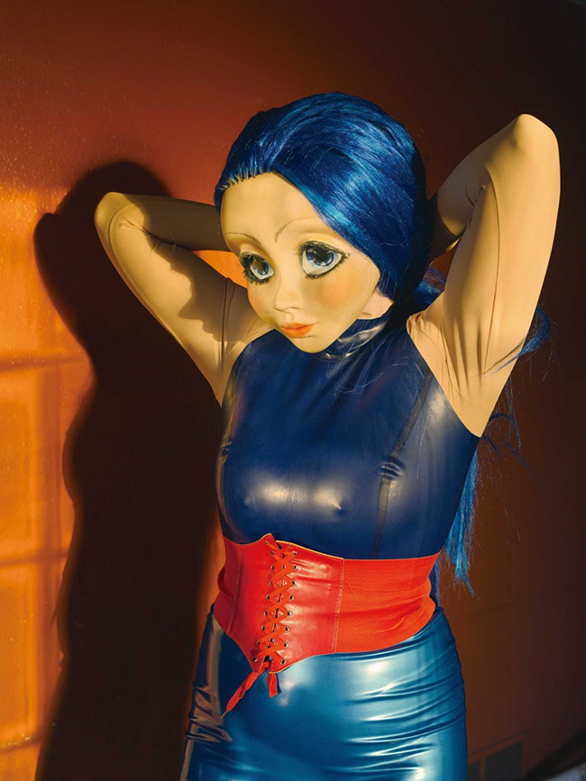 展示作品より。ローリー・シモンズ『Blue Hair/Red Belt/Blue Dress/Orange Room』（2014年）　Courtesy of the artist and Salon 94, New York