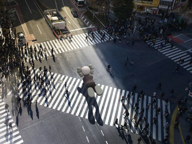3月に世界12都市で実施された無料サービス版より、渋谷スクランブル交差点の様子。『COMPANION (EXPANDED) in Tokyo』（2020年） augmented reality. Courtesy: KAWS and Acute Art.