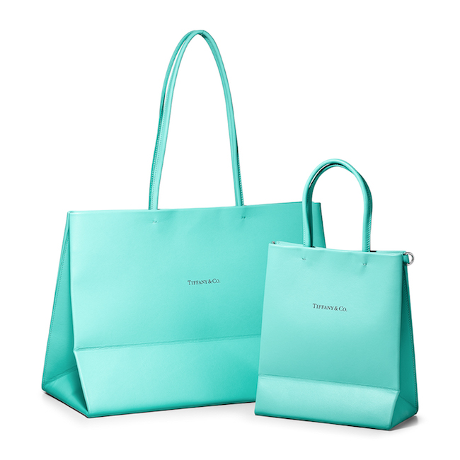 Tiffany」のアイコニックなショッピングバッグがレザーのバッグに 