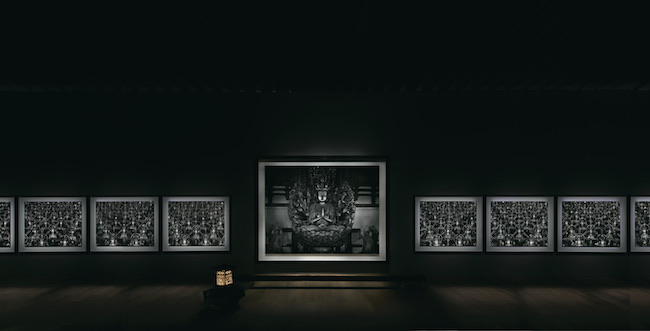 京都市京セラ美術館開館記念展「杉本博司 瑠璃の浄土」（2020年）より、世界初公開となる中尊（中央）を含む展示風景。 ©Hiroshi Sugimoto