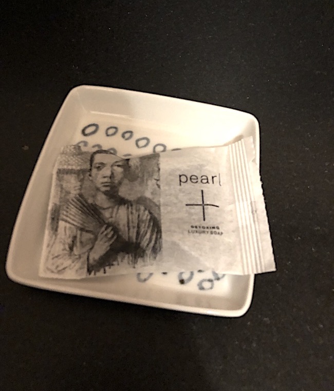素材に天然真珠と活性炭を使ったPearl+製ソープ、しょうぶ学園の生徒によるソープ用小皿。