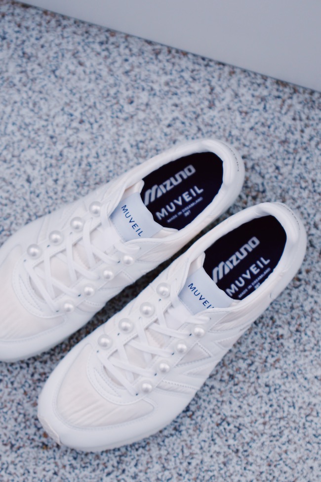 MUVEIL」×「MIZUNO」パールを装飾したコラボスニーカー | Numero TOKYO MUVEIL」×「MIZUNO」パールを装飾したコラボスニーカー | Numero TOKYO