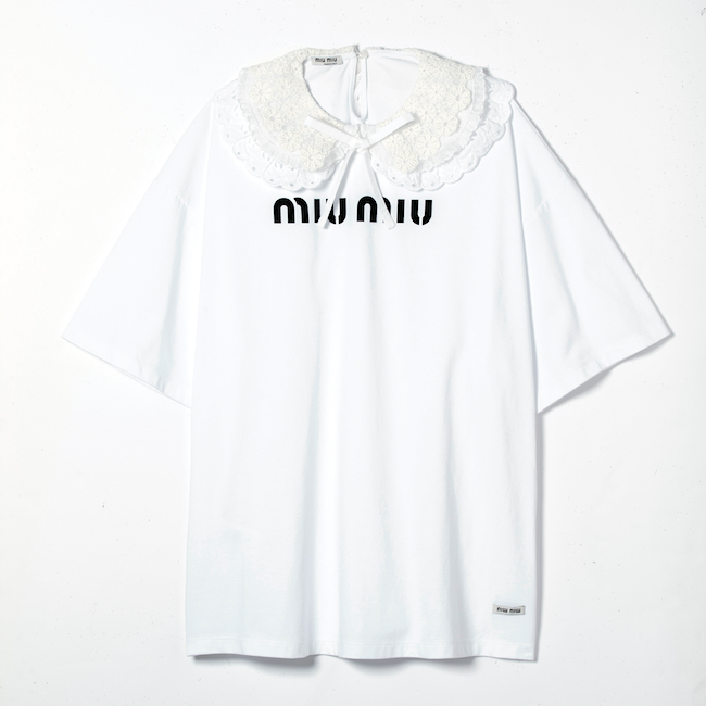 レースカラー付きTシャツ ￥111,000（予定価格）／Miu Miu（ミュウミュウ クライアントサービス 0120-451-993）