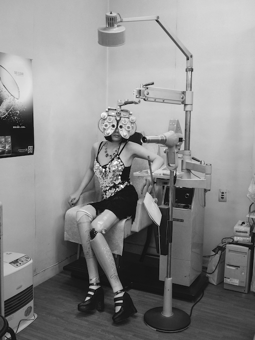片山真理『25 days in tatsumachi studio/鈴木薬局 眼鏡部 Suzuki Pharmacy Optometry #002』2015年 ©︎ Mari Katayama