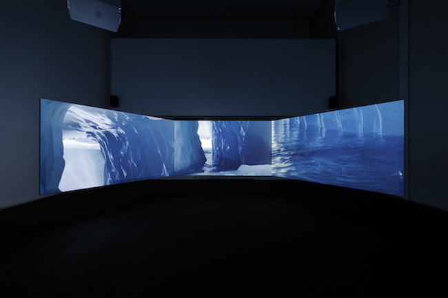 『New Ocean: thaw』2001年 展示風景、エスパス ルイ・ヴィトン東京 3チャンネルビデオ(カラー、音声)、6面投影、スクリーンによる映像インスタレーション 4分10秒 Courtesy of the artist and the Fondation Louis Vuitton Photo credits: © Keizo Kioku/Louis Vuitton