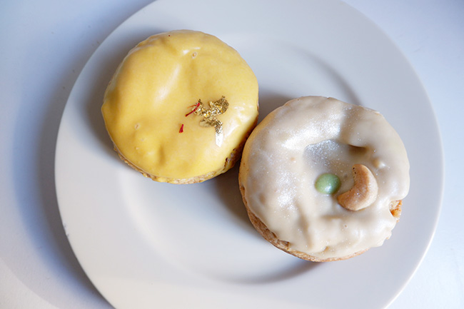 （左）ヤクルトとゆずのグラブジャムンクッキー（右）柿ジャムとカシューナッツファッジのカジュカティクッキー