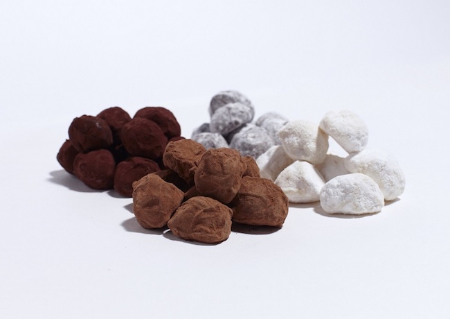左奥から時計周りに:ダークチョコレート、プラリーヌ ミルクチョコレート、ホワイト コアントローチョコレート、カプチーノ チョコレート