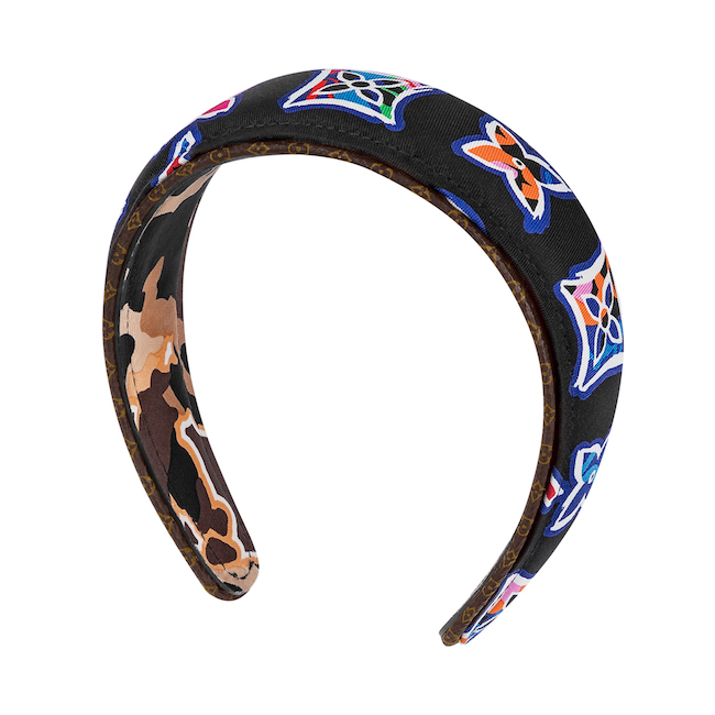 Louis Vuitton」シルクのスカーフを使った一点物のヘアバンド | Numero