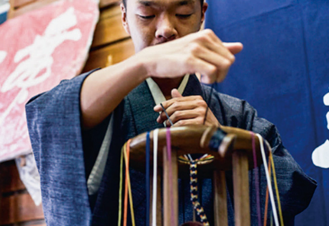 本展に参加した東京都の伝統産業事業者の制作風景より。東京くみひも 龍工房。糸作り〜組みまでを手がける都内唯一の組紐工房。