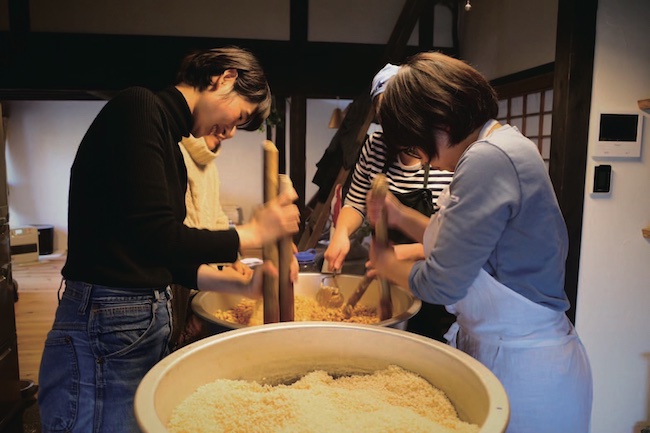 発酵食品に詳しい友人の指導のもと、仲間で味噌造りに励む。保存食品作りを通じて信州の食文化について理解が深まるのだという。