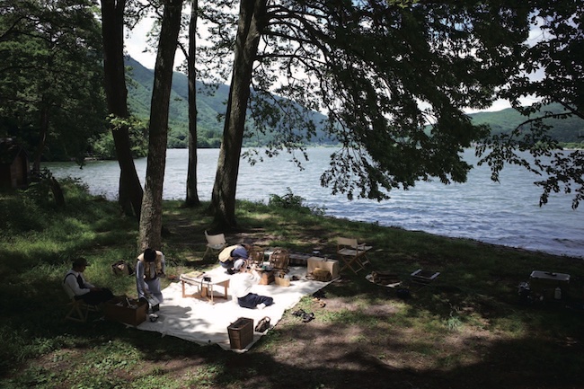 休日は仲間と食べ物を持ち寄って、木崎湖のほとりでピクニック。移住を機に出会った同世代の仲間たちはかけがえのない存在。