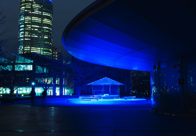 吉岡徳仁　『ガラスの茶室 – 光庵』　コバルトブルーのライトアップ　（2021年）　国立新美術館