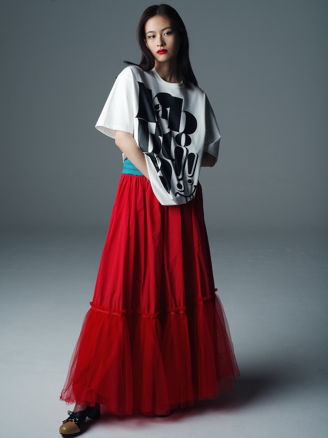 rabbiton Tシャツ ¥23,100　kolorの赤いスカート¥60,600（2021SSレディースコレクション）