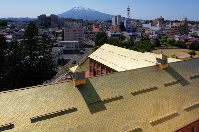 光輝く”シードル・ゴールド”の屋根は「弘前れんが倉庫美術館」のシンボル。 Photo: Daici Ano