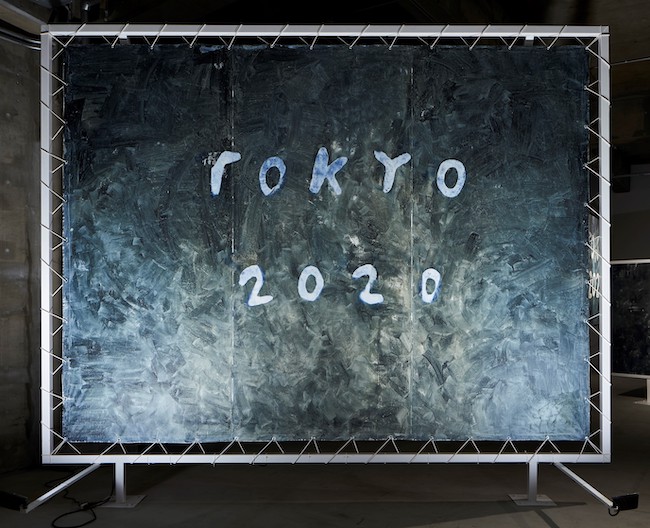 Chim↑Pom　『May, 2020, Tokyo（大久保駅前）―青写真を描く―』　（2020年）　Courtesy of the artist and ANOMALY　Photo: Kenji Morita