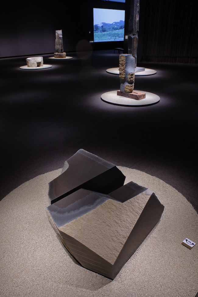 第3章「石の庭」展示風景。手前の作品は　《フロアーロック（床石）》 ©2021 The Isamu Noguchi Foundation and Garden Museum/ARS, NY/JASPAR, Tokyo E3713撮影：齋藤さだむ