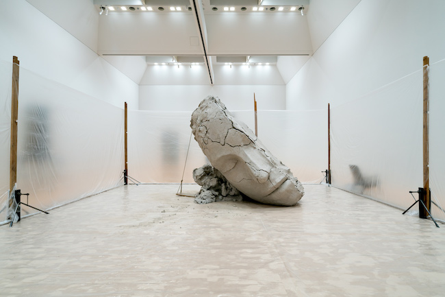 マーク・マンダース　『乾いた土の頭部』　（2015-16年）　作家蔵（特別展示）　Courtesy of Zeno X Gallery, Antwerp　Photo: IMAI Tomoki