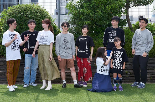 〈久米繊維工業製〉アーティストのメッセージプリントTシャツ（各¥6,380）とスウェット（各¥8,250）