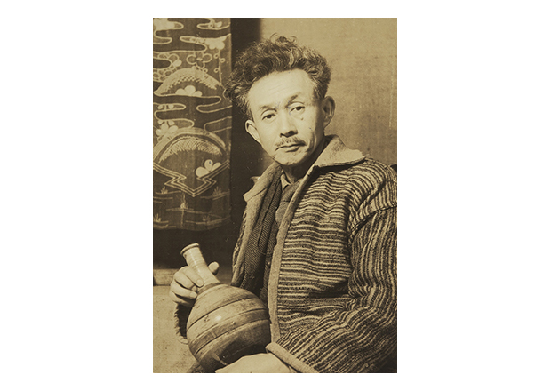 ホームスパンを着る柳宗悦　日本民藝館にて（1948年2月） 写真提供：日本民藝館