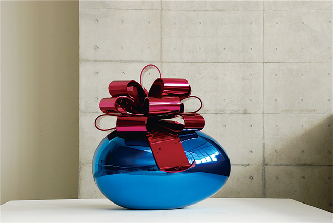 Jeff Koons, Smooth Egg with Bow(Blue/Magenta), 1994-2009
mirror-polished stainless steel with transparent color coating 
83 1/2x76 5/8x62 inches 212.1x194.6x157.5cm 
© Jeff Koons Photo:Charles Tait Grave