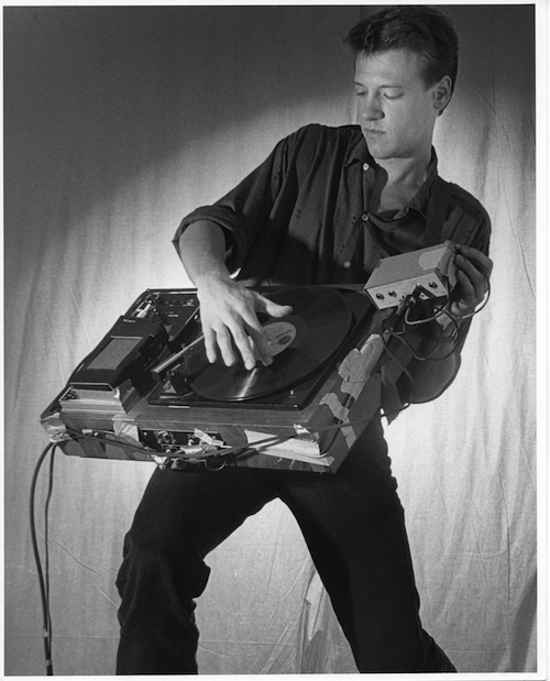 フォノギターを弾くクリスチャン・マークレー（1983年）　Photo: Steve Gross © Christian Marclay. Courtesy Paula Cooper Gallery, New York.