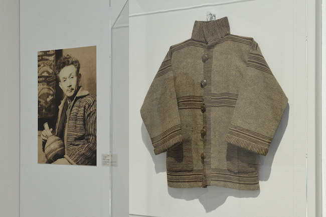 展示風景。左／ホームスパンを着る柳宗悦　日本民藝館にて　1948年2月　写真提供：日本民藝館