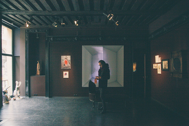 七種諭。自身がパリのサンジェルマン・デ・プレにオープンしたギャラリー「Da-End」にて。　Photo：Takeshi Miyamoto
