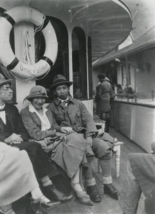 写真中央が上野伊三郎、その隣の女性が上野リチ。「伊三郎とリチ、船上にて」（1924年）　京都国立近代美術館