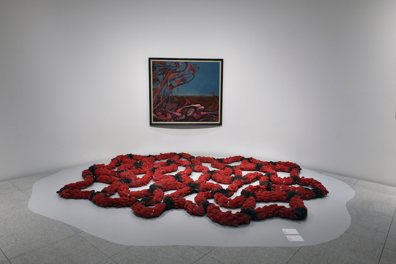 草間彌生『残夢』（1949年）、『赤い地平線』（1980年）、草間彌生美術館（東京）でのインスタレーション・ビュー（2022年）　© YAYOI KUSAMA